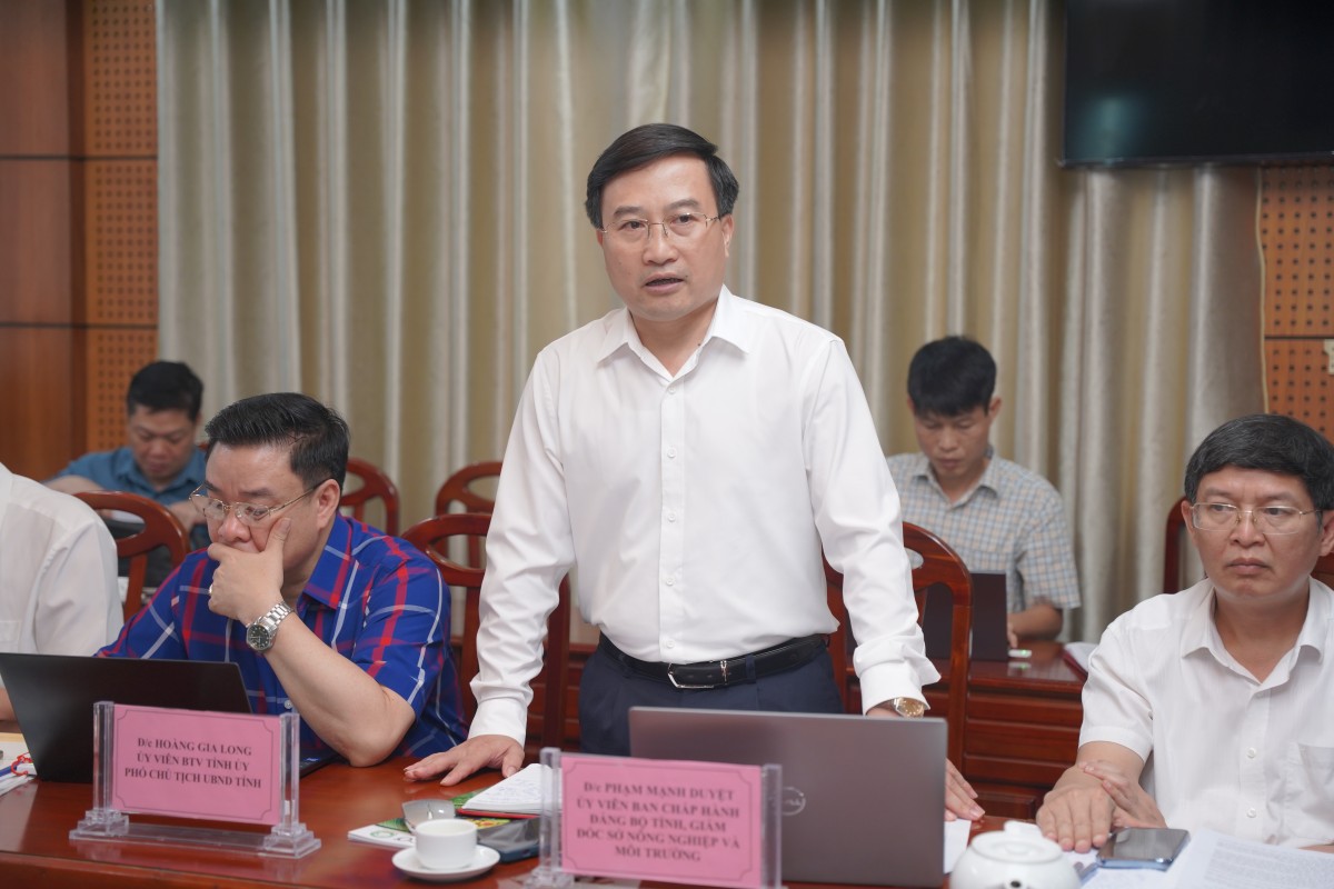 Ông Phạm Mạnh Duyệt, Giám đốc Sở Nông nghiệp và Môi trường tỉnh Tuyên Quang, trao đổi tại buổi làm việc.