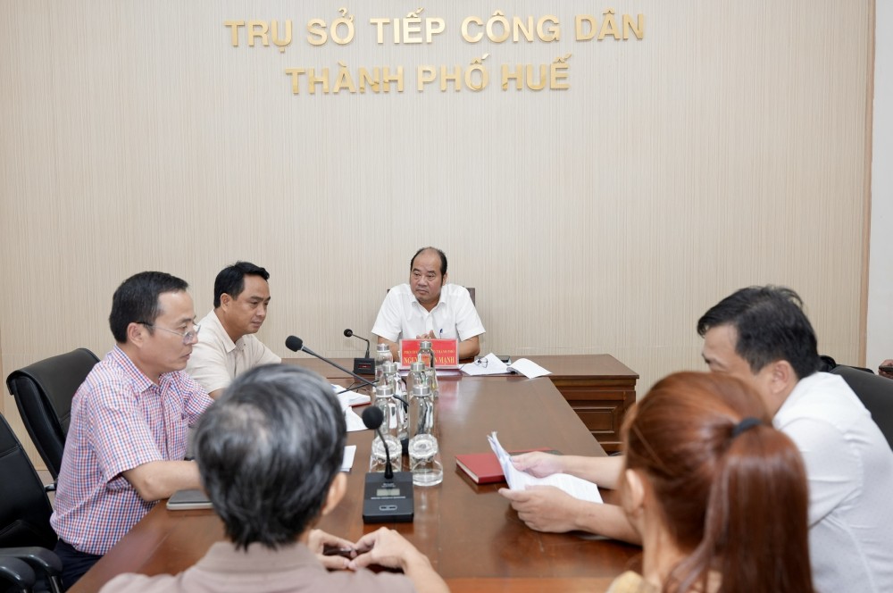 Phó Chủ tịch UBND thành phố Nguyễn Văn Mạnh giải đáp kiến nghị của người dân tại buổi tiếp công dân