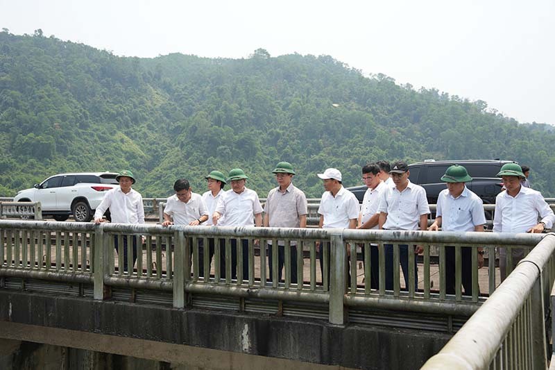 Lãnh đạo thành phố Huế kiểm tra thực tế tại hồ Tả Trạch