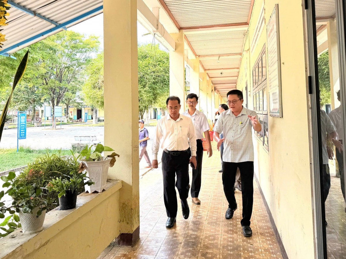Phó Chủ tịch UBND TP Đà Nẵng Trần Anh Tuấn (bên phải) trực tiếp kiểm tra cơ sở vật chất tại Trường Tiểu học Nguyễn Có.