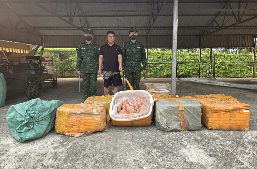 Đối tượng Nình A Lồ cùng tang vật tại Đồn Biên phòng Pò Hèn.