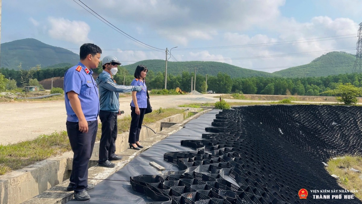 Kiểm sát viên Viện kiểm sát nhân dân khu vực 3 - Huế trực tiếp tại hiện trường