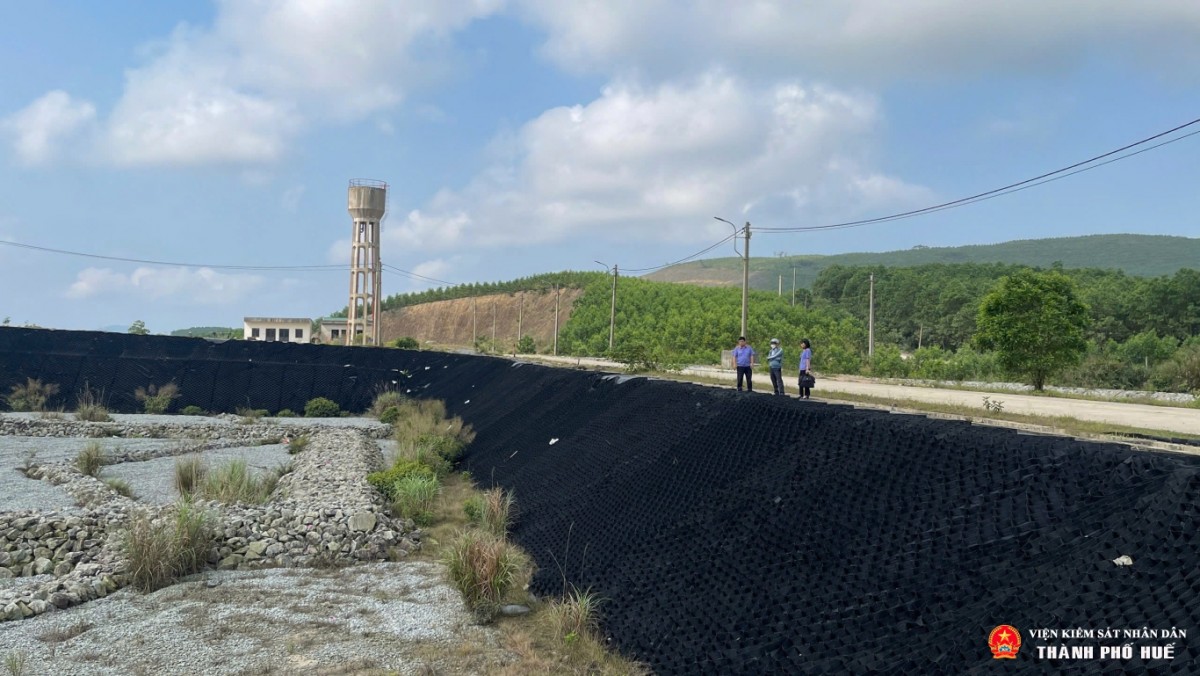 Hạng mục màng HDPE và lưới ô địa kỹ thuật Geocell tại các ô chôn lấp trải trên diện rộng đang được kiểm tra, đánh giá. 