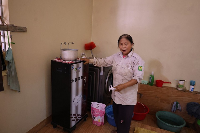 Nước giếng không đảm bảo vệ sinh, gia đình bà Hãn phải sử dụng máy lọc nước để lấy lọc nước từ giếng khơi trước khi sử dụng.