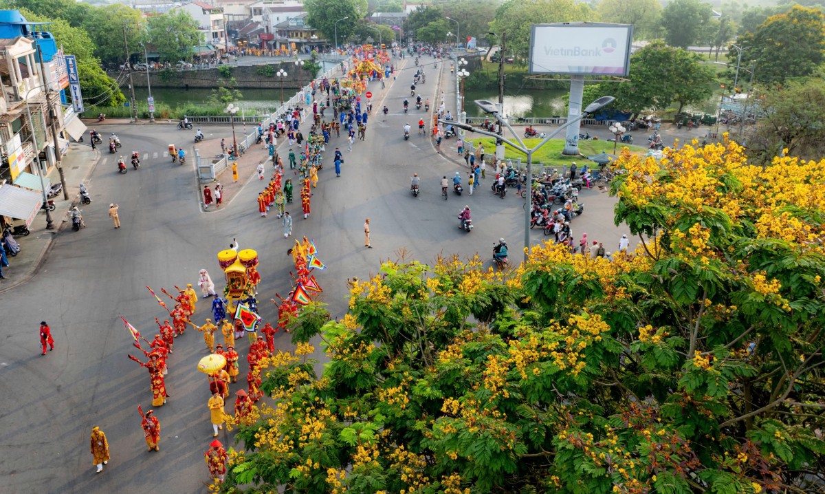 Sau phần lễ trang nghiêm, đoàn rước bộ chính thức khởi hành, di chuyển qua các tuyến phố trung tâm