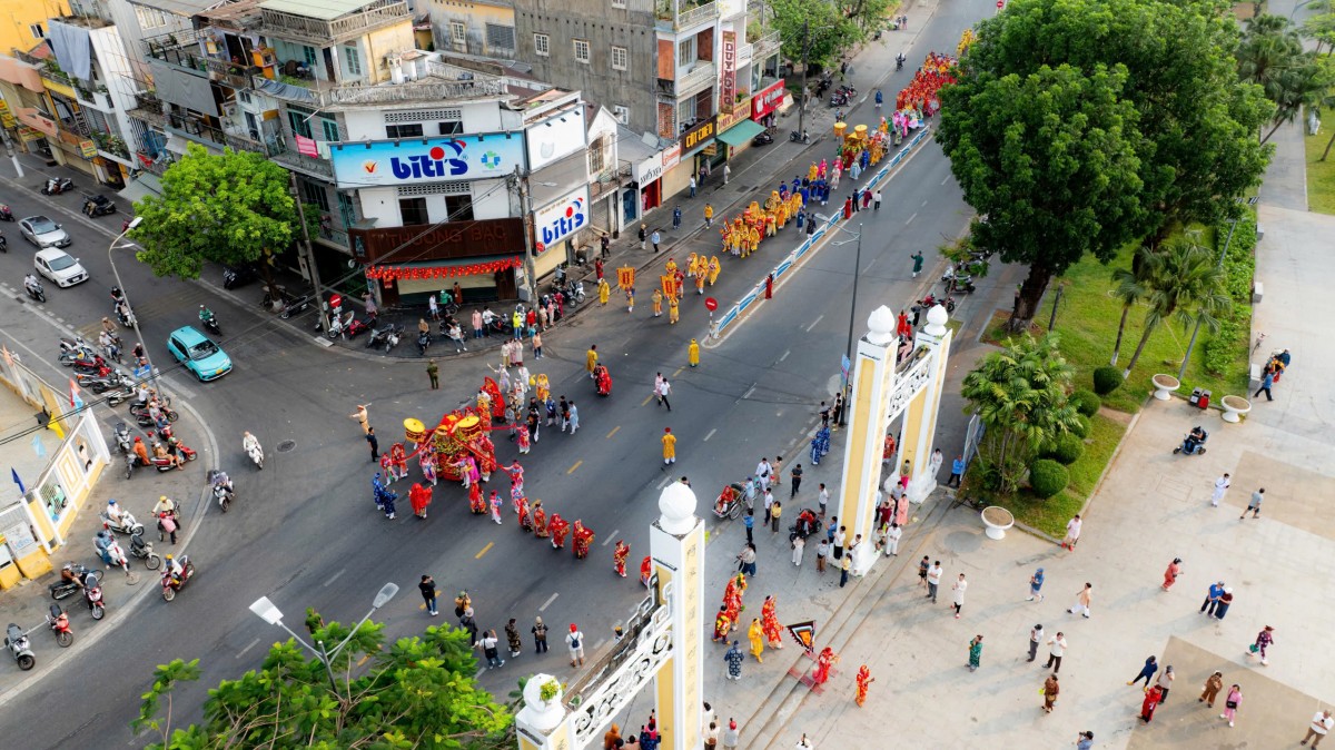 Sau phần lễ trang nghiêm, đoàn rước bộ chính thức khởi hành, di chuyển qua các tuyến phố trung tâm