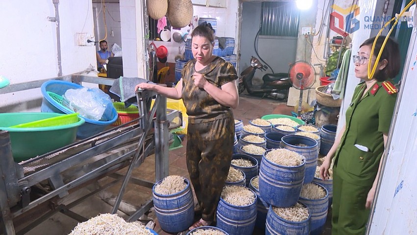 Cơ quan chức năng kiểm tra tại cơ sở sản xuất giá đỗ do đối tượng Ngô Thị Nhự là chủ. Ảnh:Báo quag Ninh