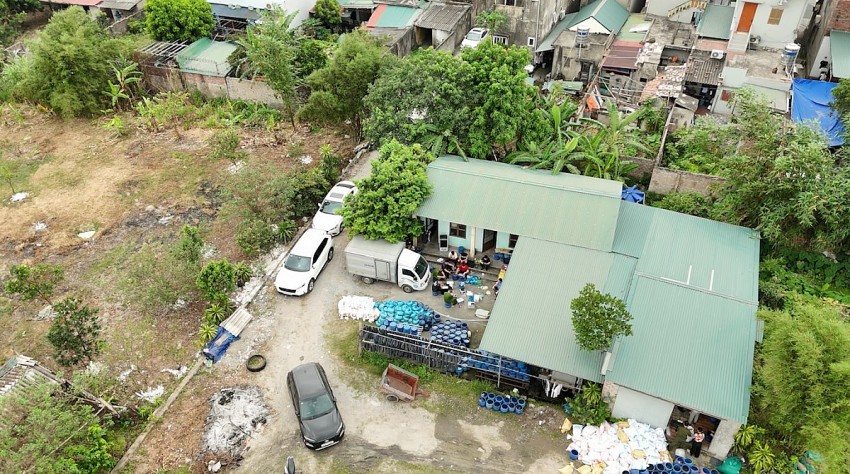 Toàn cảnh xưởng sản xuất giá đỗ trái phép tại phường Mạo Khê, Ảnh:TRANG THÔNG TIN ĐIỆN TỬ CÔNG AN QUẢNG NINH