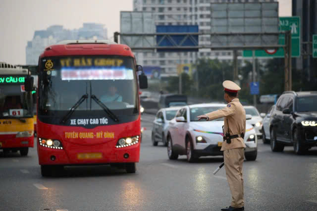 Tác động của ô tô chạy xăng, dầu đối với môi trường và giải pháp phát triển