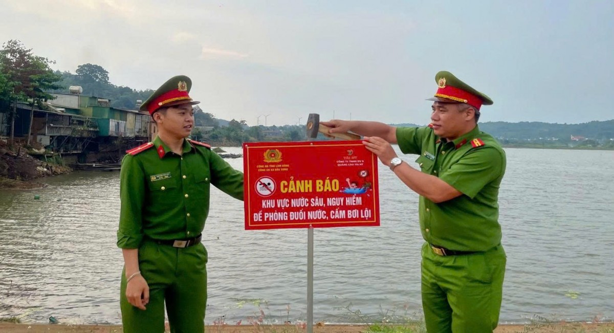 Lâm Đồng: Công an xã Đắk Song tăng cường cắm biển cảnh báo nước sâu, chủ động phòng ngừa tai nạn đuối nước