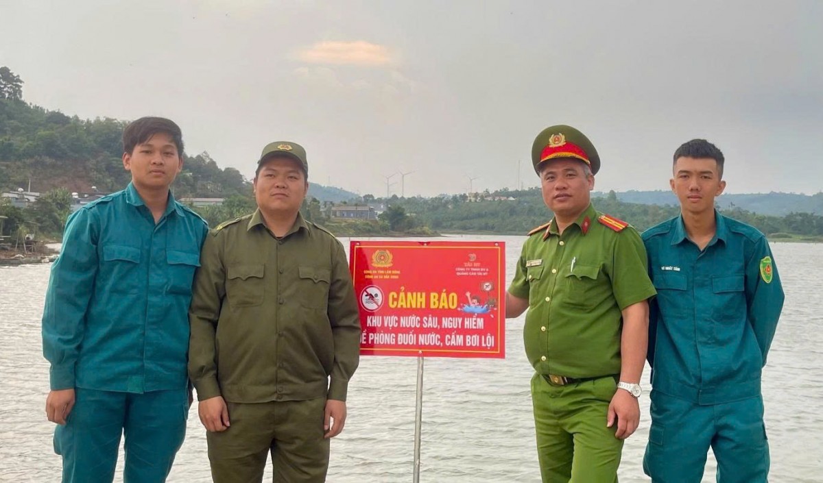 Lâm Đồng: Công an xã Đắk Song tăng cường cắm biển cảnh báo nước sâu, chủ động phòng ngừa tai nạn đuối nước