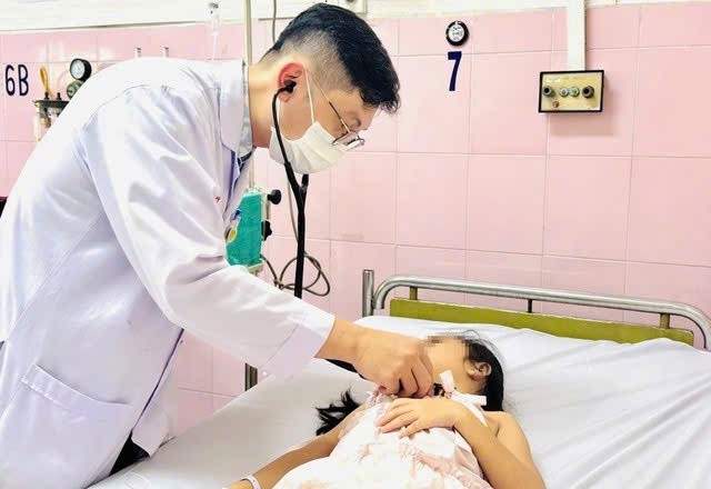 TP.HCM: 266 học sinh Trường Bình Quới Tây ngộ độc do bánh flan, canh bắp cải