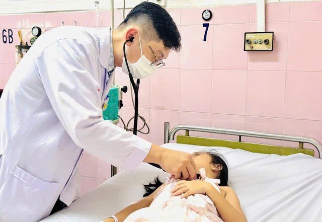 TP.HCM: 266 học sinh Trường Bình Quới Tây ngộ độc do bánh flan, canh bắp cải