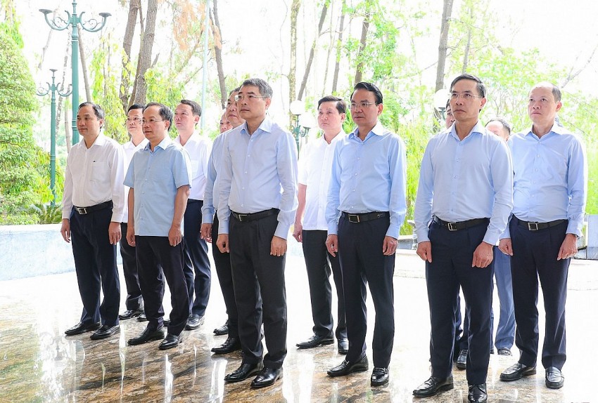 Thủ tướng Chính phủ Lê Minh Hưng cùng đoàn công tác dâng hương tại Ngã ba Đồng Lộc