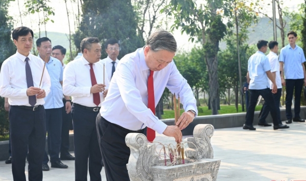 Tổng Bí thư, Chủ tịch nước Tô Lâm dâng hương tưởng niệm Tổng Bí thư Hà Huy Tập