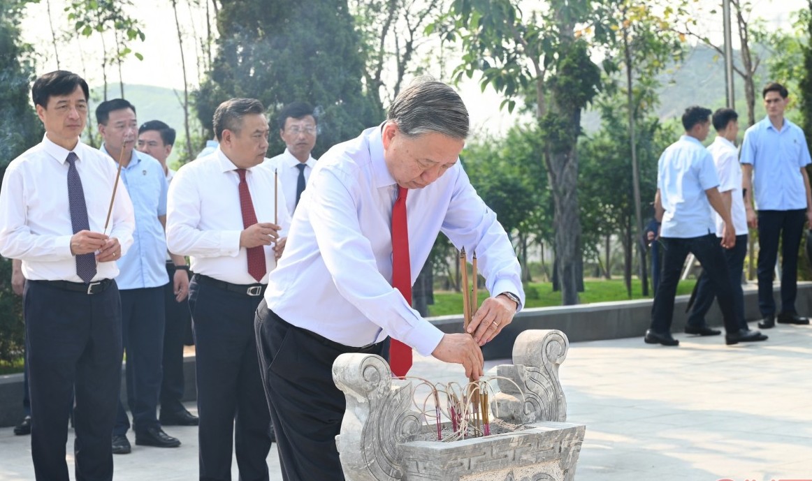 Tổng Bí thư, Chủ tịch nước Tô Lâm dâng hương tưởng niệm Tổng Bí thư Hà Huy Tập