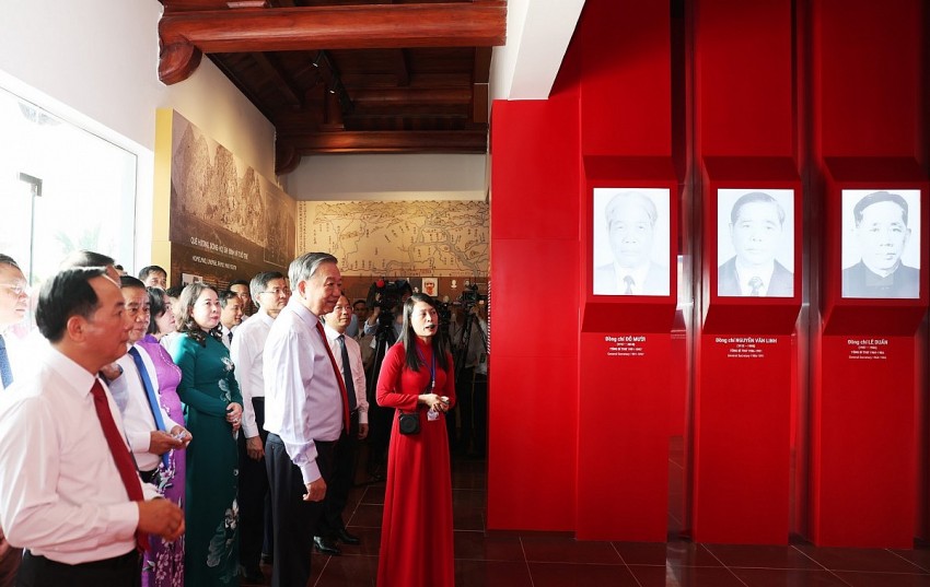 Tổng Bí thư, Chủ tịch nước Tô Lâm và các đồng chí lãnh đạo Đảng thăm Khu di tích cố Tổng Bí thư Hà Huy Tập tại xã Cẩm Hưng, tỉnh Hà Tĩnh.