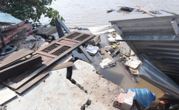 Cà Mau: Sạt lở cuốn trôi 4 căn nhà xuống sông