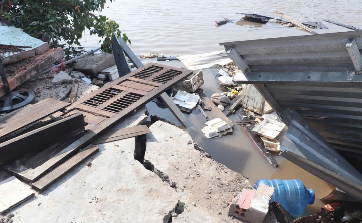 Cà Mau: Sạt lở cuốn trôi 4 căn nhà xuống sông