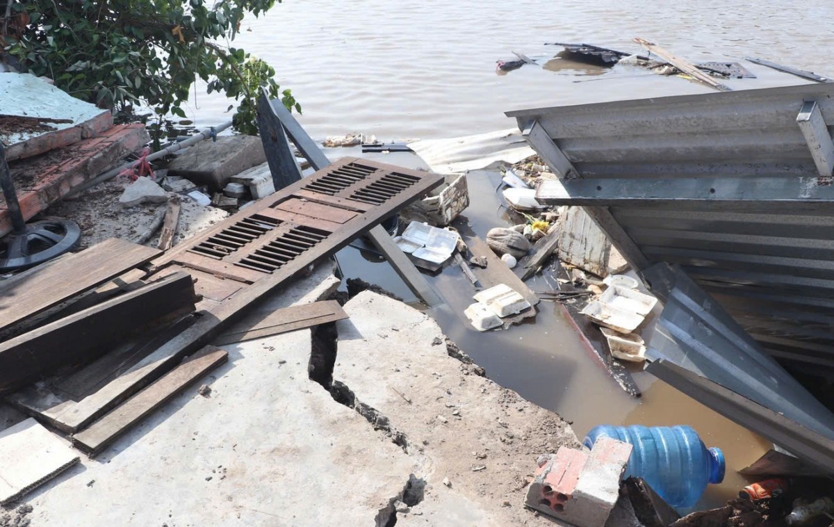 Cà Mau: Sạt lở cuốn trôi 4 căn nhà xuống sông