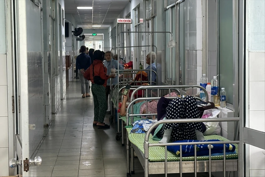 Có lúc Bệnh viện Đa khoa Quảng Nam quá tải, bệnh nhân phải nằm giường kê tạm ở lối đi.