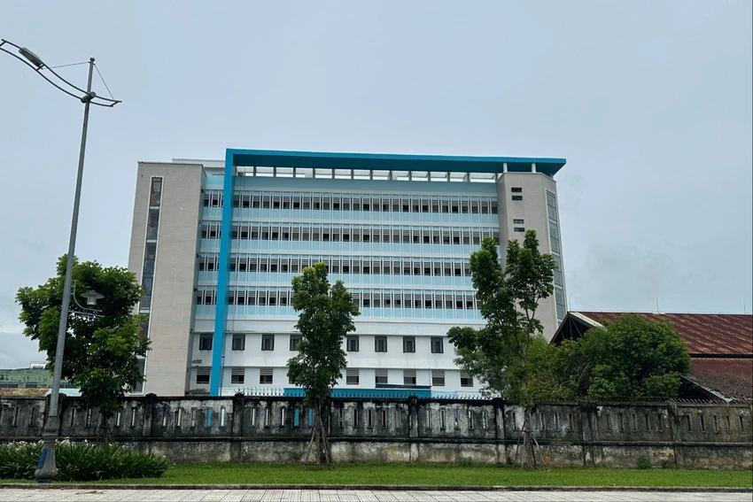 Công trình y tế hàng trăm tỉ đồng bỏ không nhiều năm, chưa thể đưa vào sử dụng.