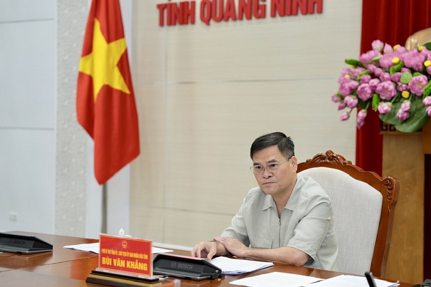 Ông Bùi Văn Khắng, Phó Bí thư Tỉnh ủy, Chủ tịch UBND tỉnh chủ trì họp.