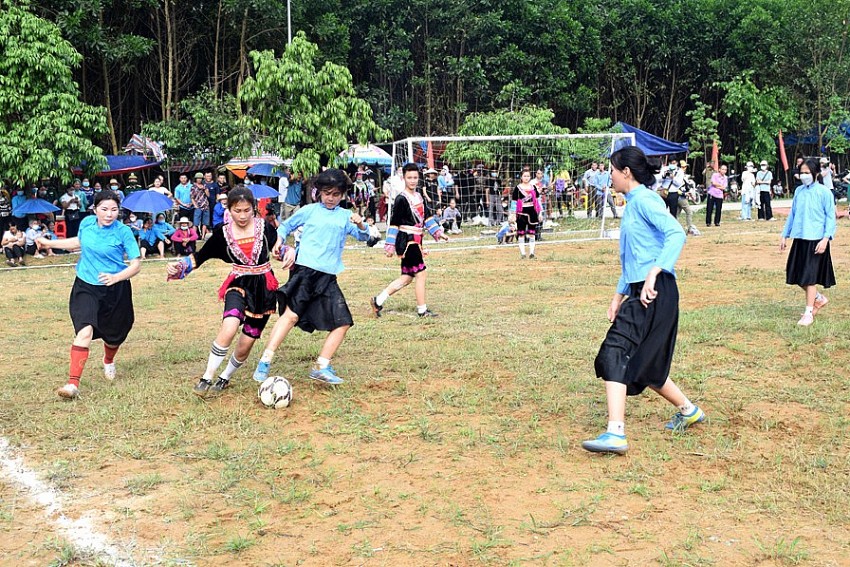 giải bóng đá nữ của các đồng bào DTTS xã Hải Sơn là điểm nhấn độc đáo của lễ hội.