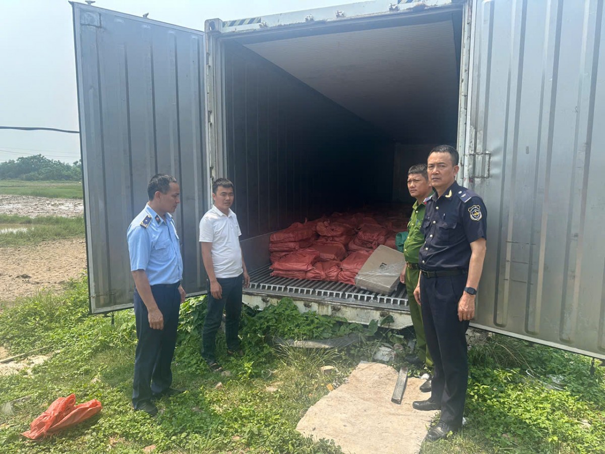 Quảng Ninh: Thu giữ hơn 25 tấn thực phẩm đông lạnh vi phạm an toàn thực phẩm