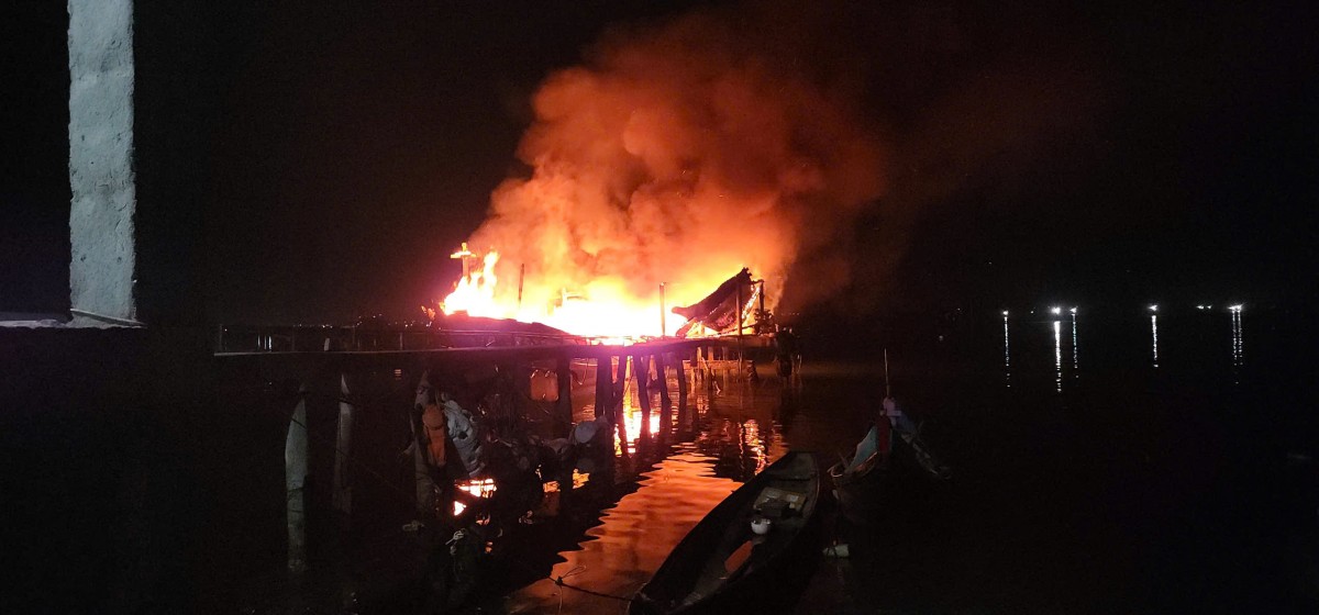 Con tàu bị cháy mang số hiệu TTH-45759TS, chiều dài khoảng 14,16 mét, công suất 150CV