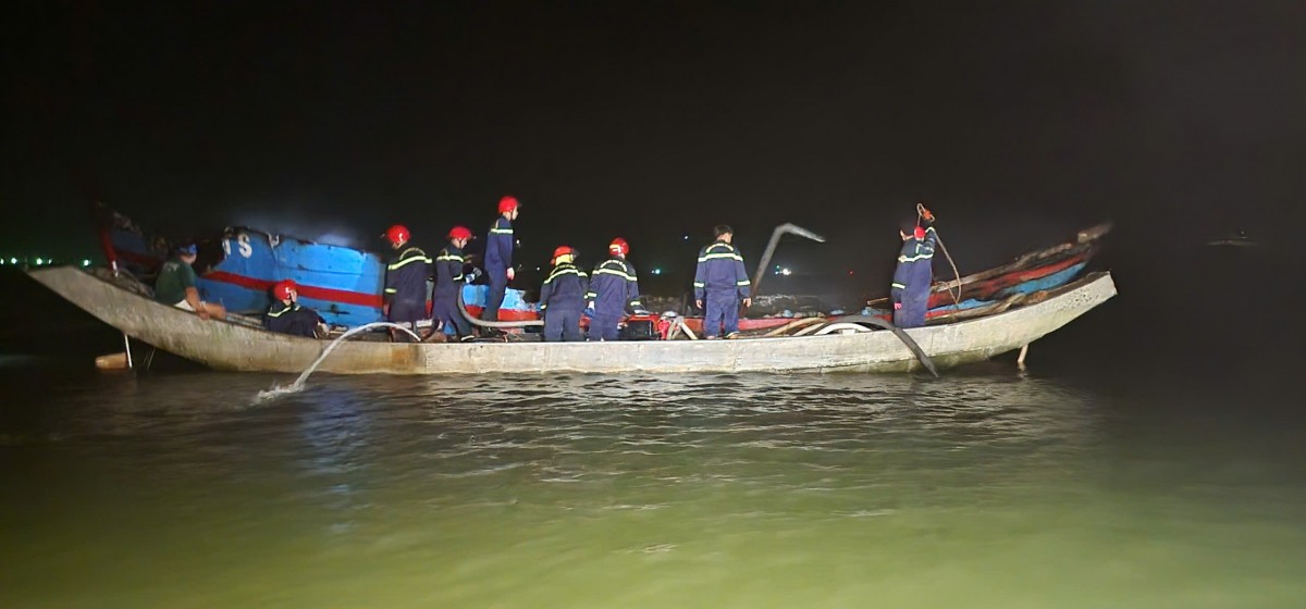 Các lực lượng cùng tham gia chữa cháy...