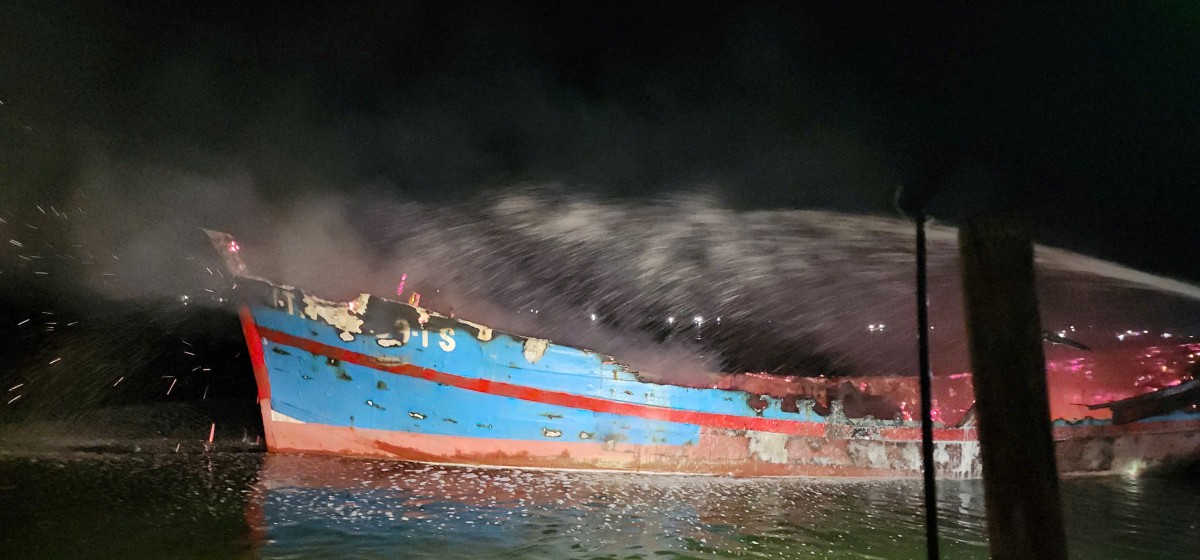 Con tàu bị hư hỏng hoàn toàn