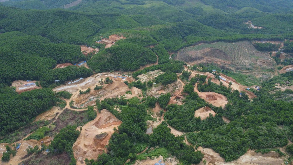 Nhiều điểm khai thác vàng trái phép xâm lấn rừng, để lại các khu đất trống nham nhở trên diện rộng.