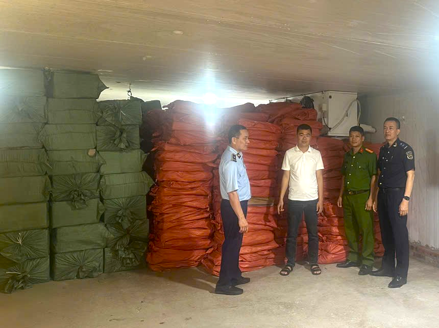 Lực lượng chức năng thu giữ 10,5 tấn chân gà đông lạnh.