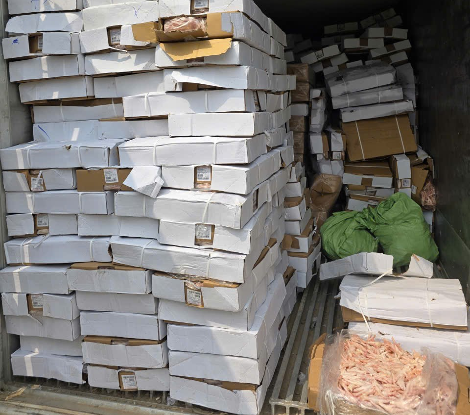 Kho hàng đông lạnh chứa thực thẩm bẩn bị cơ quan chức năng thu giữ