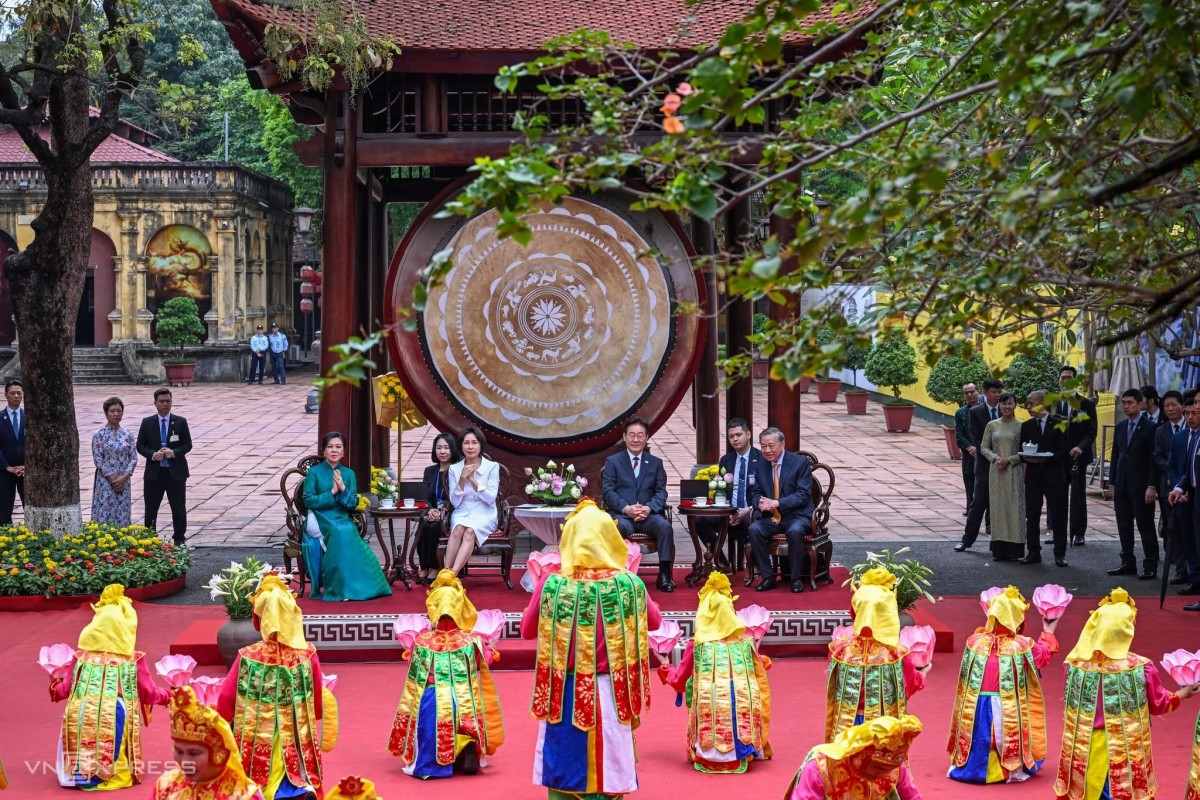 Hình ảnh những đóa hoa đăng lung linh tượng trưng cho ánh sáng trí tuệ và khát vọng hòa bình