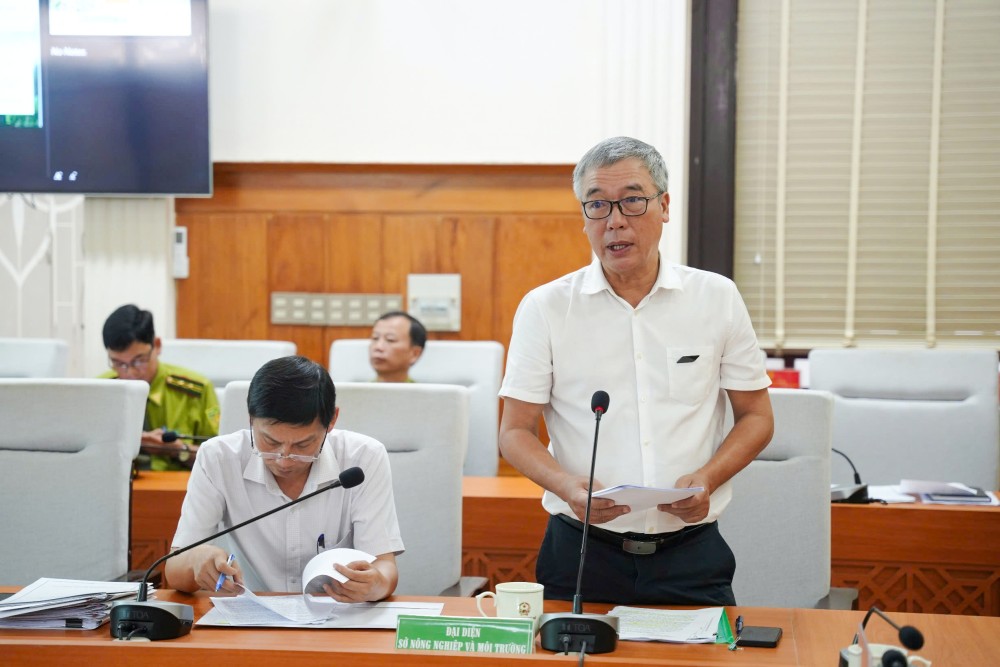 Ông Nguyễn Đại Anh Tuấn, Phó Giám đốc Sở Nông nghiệp và Môi trường báo cáo tại hội nghị