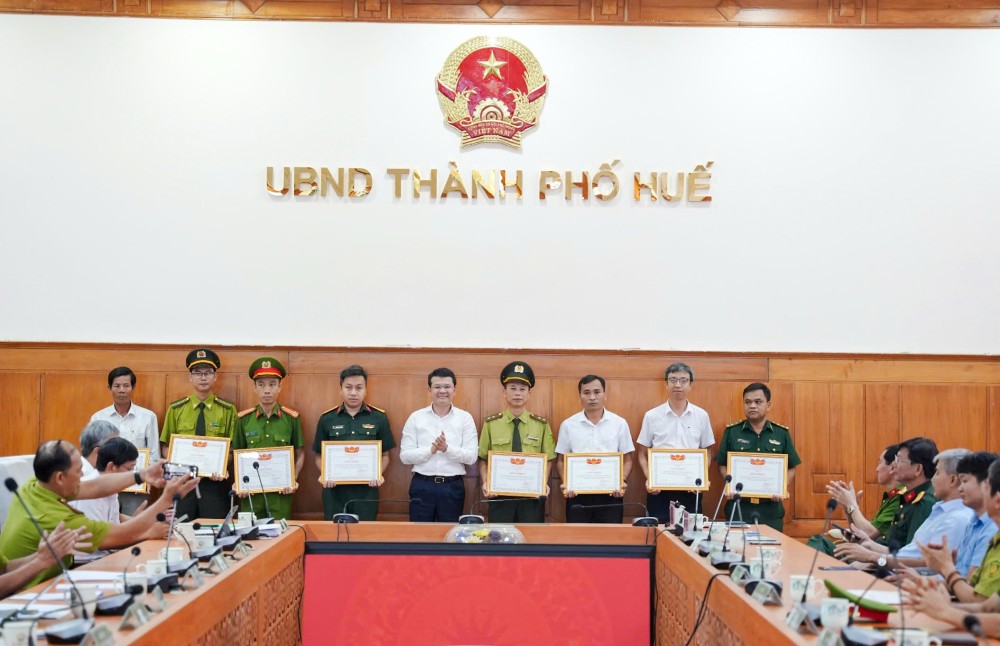 Biểu dương, khen thưởng các tập thể, cá nhân có thành tích xuất sắc trong công tác bảo vệ và phát triển rừng năm 2025