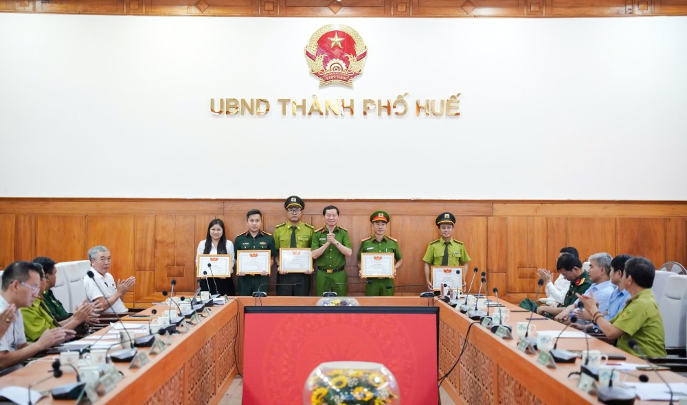 Biểu dương, khen thưởng các tập thể, cá nhân có thành tích xuất sắc trong công tác bảo vệ và phát triển rừng năm 2025