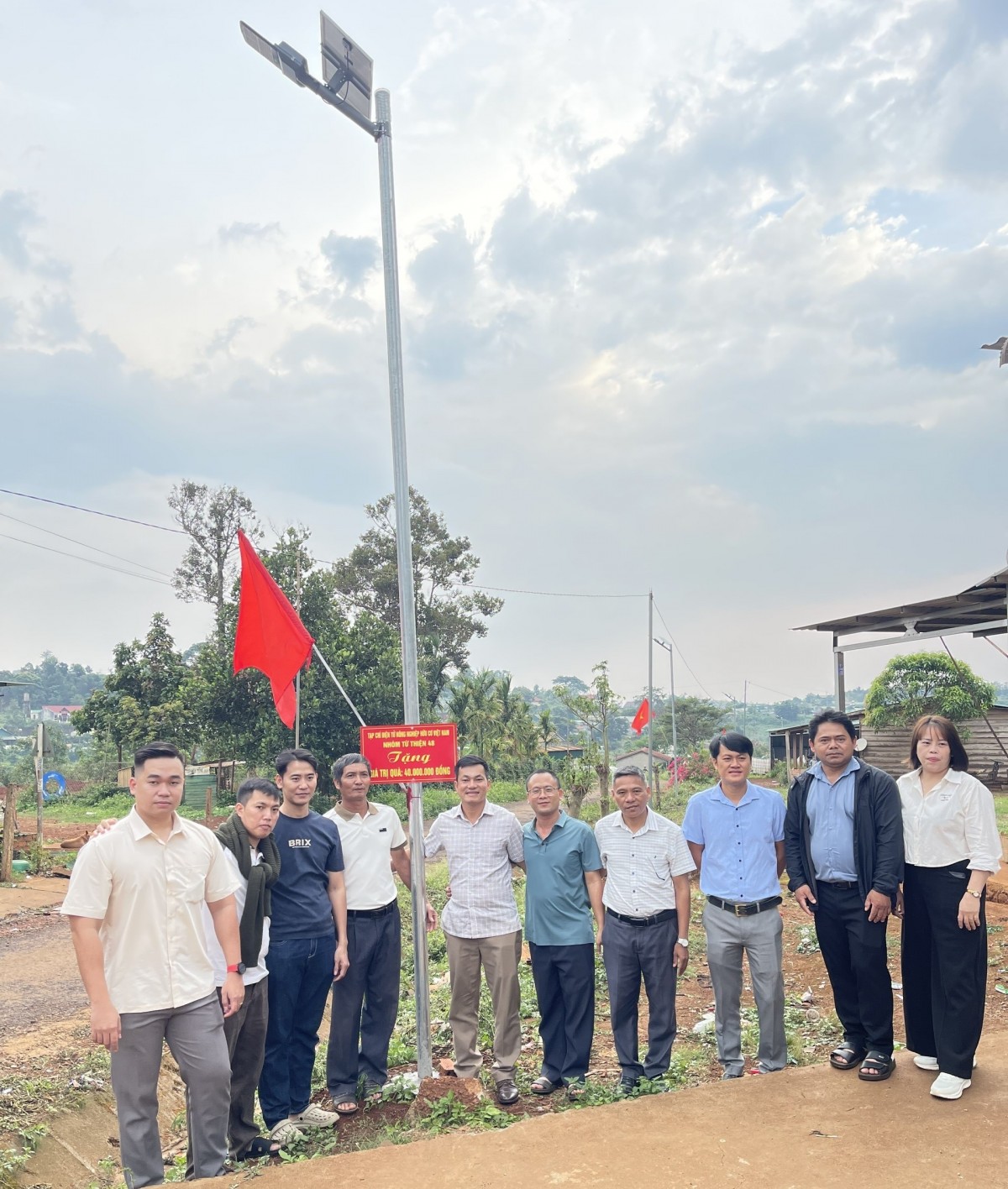 Trao tặng công trình “Thắp sáng vùng biên” cho bon Bu P’Răng 1A, xã biên giới Quảng Trực