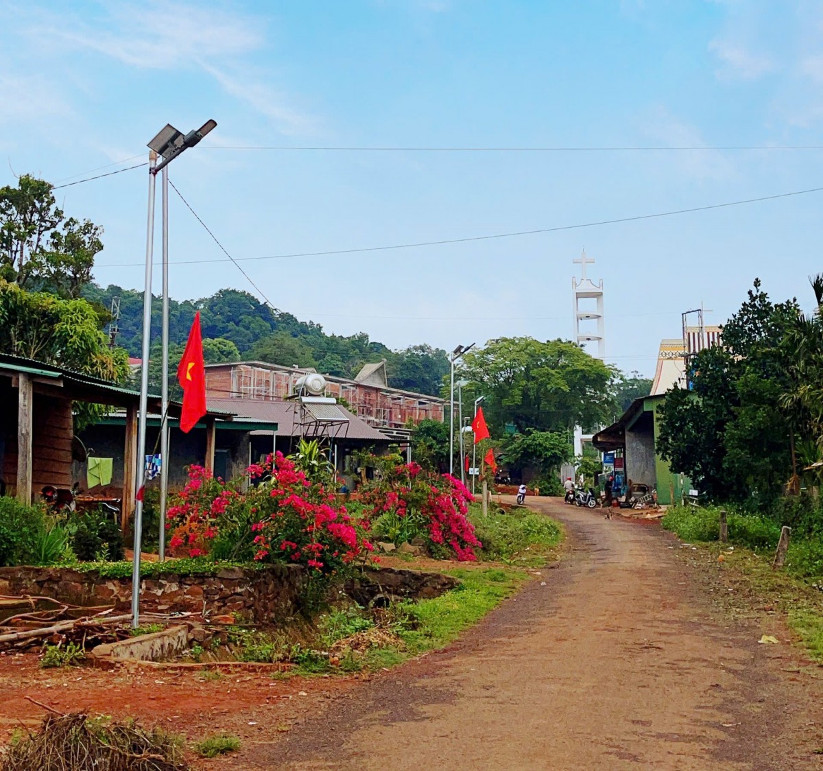 Trao tặng công trình “Thắp sáng vùng biên” cho bon Bu P’Răng 1A, xã biên giới Quảng Trực