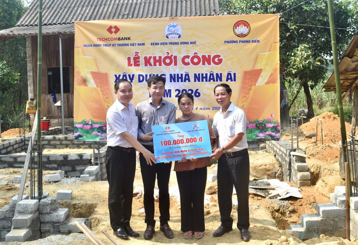 trao tặng kinh phí hỗ trợ xây dựng “Nhà nhân ái”