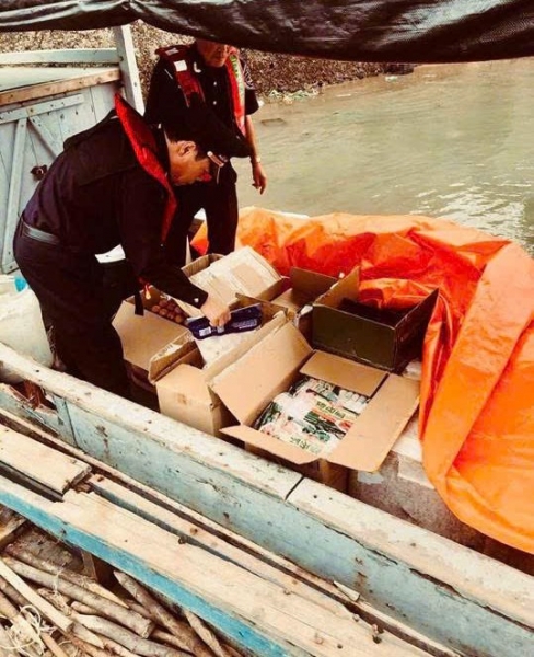 Phát hiện hơn 300kg xúc xích, lạp xưởng mốc, đổi màu xanh chuẩn bị tuồn ra thị trường