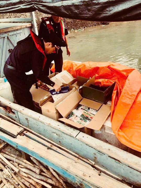 Phát hiện hơn 300kg xúc xích, lạp xưởng mốc, đổi màu xanh chuẩn bị tuồn ra thị trường