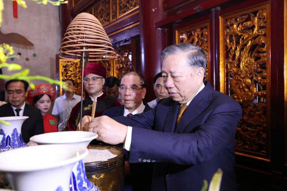 Tổng Bí thư, Chủ tịch nước Tô Lâm dâng hương tưởng niệm các Vua Hùng