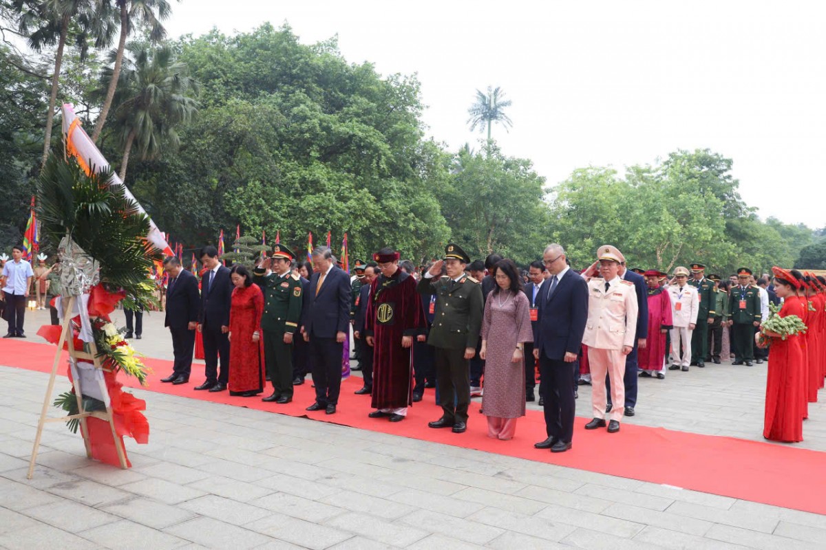 Tổng Bí thư, Chủ tịch nước Tô Lâm dâng hương tưởng niệm các Vua Hùng