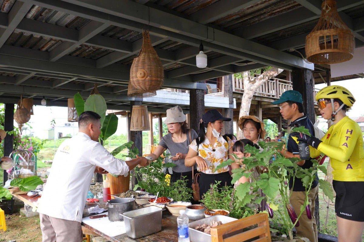 Phiên chợ quê “Mì xưa mì sớm” tái hiện sinh động đời sống làng quê Việt Nam.