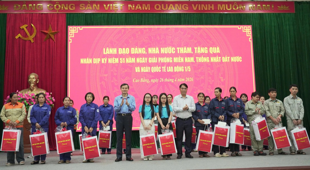 Giám đốc Học viện Chính trị Quốc gia Hồ Chí Minh tặng quà các gia đình chính sách Cao Bằng