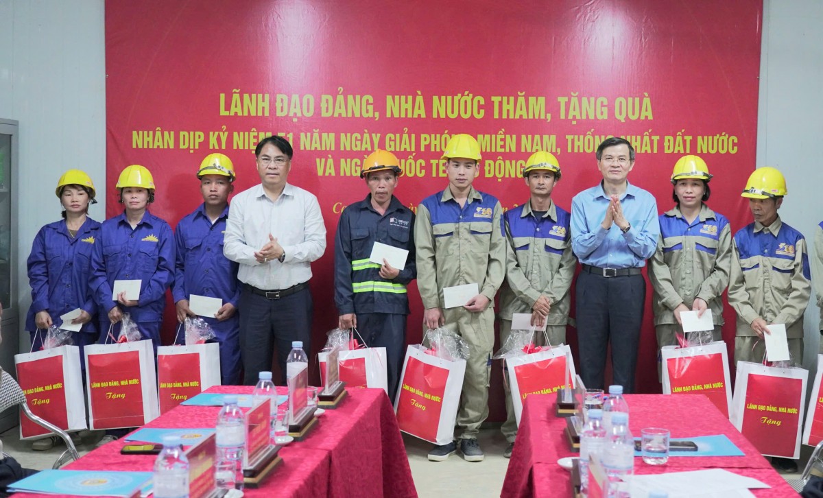 Giám đốc Học viện Chính trị Quốc gia Hồ Chí Minh tặng quà các gia đình chính sách Cao Bằng