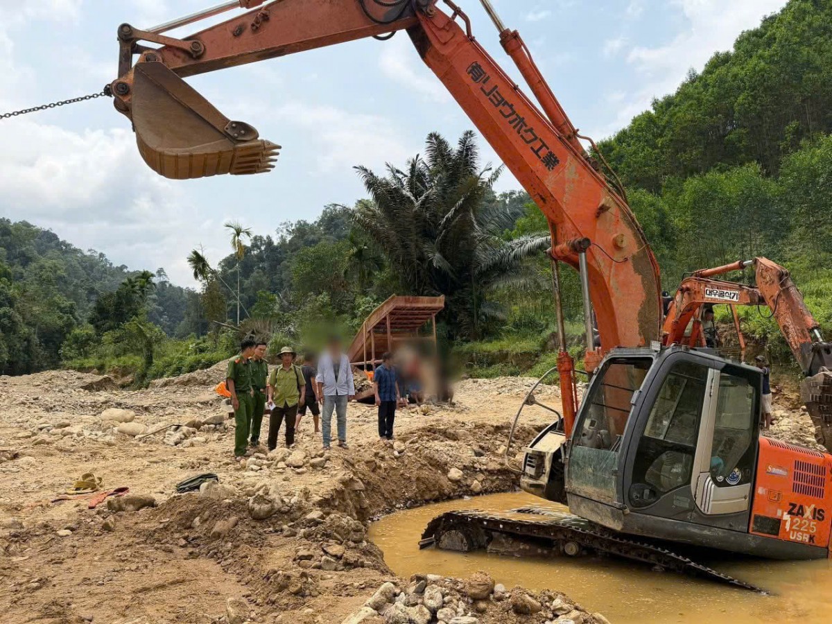 Lực lượng chức năng kiểm tra, ghi nhận hệ thống máy móc và khu vực khai thác vàng sa khoáng trái phép tại suối Nước Bua (xã Trà Vân), nơi các đối tượng tổ chức hoạt động với nhiều phương tiện, thiết bị phục vụ khai thác và tuyển quặng.